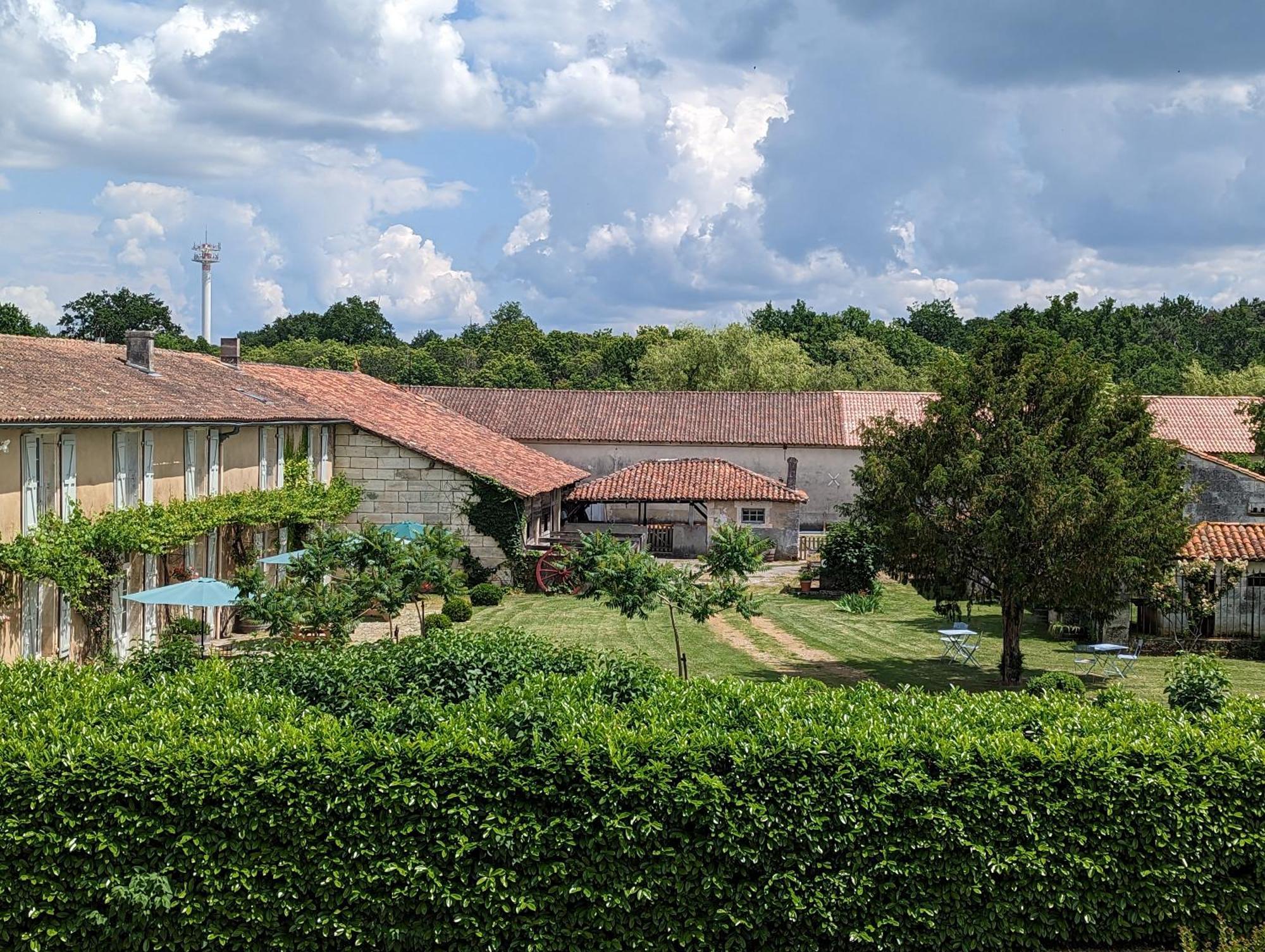 Bed and Breakfast Domaine Du Faure à Chadurie Extérieur photo