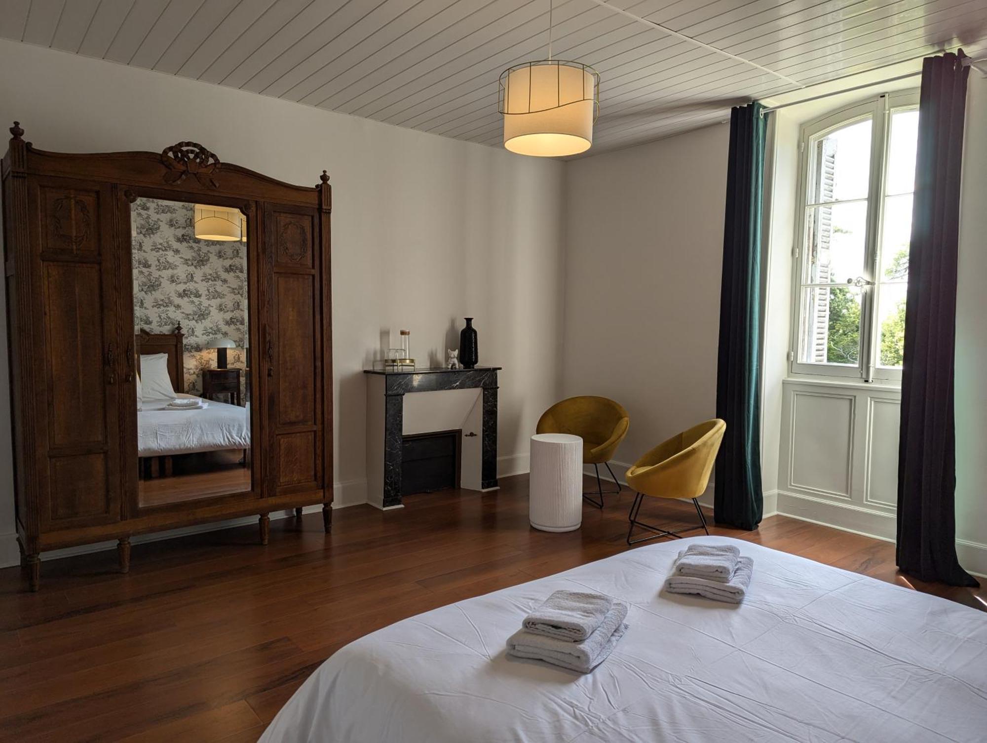 Bed and Breakfast Domaine Du Faure à Chadurie Chambre photo